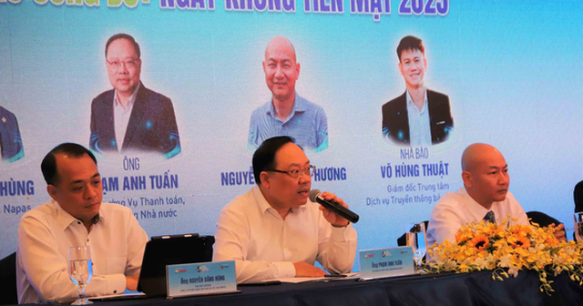 Ông Phạm Anh Tuấn trả lời các câu hỏi của phóng viên. Ảnh: Thời báo ngân hàng
Ông Phạm Anh Tuấn trả lời các câu hỏi của phóng viên. Ảnh: Thời báo ngân hàng