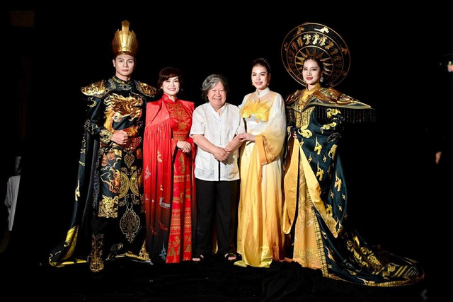 NTK Thoa Trần gây ấn tượng với “cánh sen phát sáng” dưới cơn mưa- Ảnh 2.