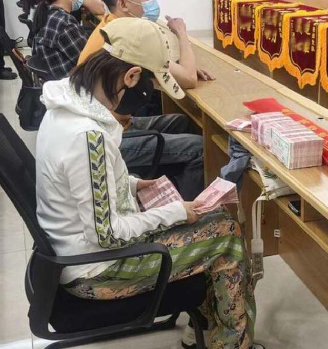 Thế chấp nhà, vay 18 tỷ đồng đầu tư cùng bạn trai, khi muốn rút thì "bị chặn số", người phụ nữ báo cảnh sát: triệt phá đường dây lừa đảo 650 tỷ- Ảnh 2. Thế chấp nhà, vay 18 tỷ đồng đầu tư cùng bạn trai, khi muốn rút thì "bị chặn số", người phụ nữ báo cảnh sát: triệt phá đường dây lừa đảo 650 tỷ- Ảnh 2.