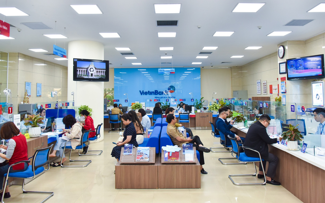Khách hàng giao dịch tại VietinBank- một trong những ngân hàng có lượng tiền gửi cao nhất hệ thống ngân hàng hiên nay. Khách hàng giao dịch tại VietinBank- một trong những ngân hàng có lượng tiền gửi cao nhất hệ thống ngân hàng hiên nay.