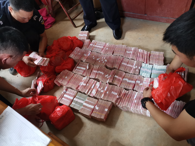 Tịch thu 29,6 tỷ đồng tiền mặt chôn rải rác khắp vườn và 6 kg vàng trong chuồng gà của một căn nhà cấp 4 Tịch thu 29,6 tỷ đồng tiền mặt chôn rải rác khắp vườn và 6 kg vàng trong chuồng gà của một căn nhà cấp 4