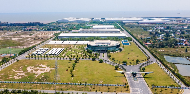 Đằng sau kỳ tích xây dựng nhà máy ô tô Vinfast: Chủ tịch Phạm Nhật Vượng phản hồi sau một phút, chỉ đạo làm kho rộng 12.000 m2 trong 2 tuần- Ảnh 1. Đằng sau kỳ tích xây dựng nhà máy ô tô Vinfast: Chủ tịch Phạm Nhật Vượng phản hồi sau một phút, chỉ đạo làm kho rộng 12.000 m2 trong 2 tuần- Ảnh 1.