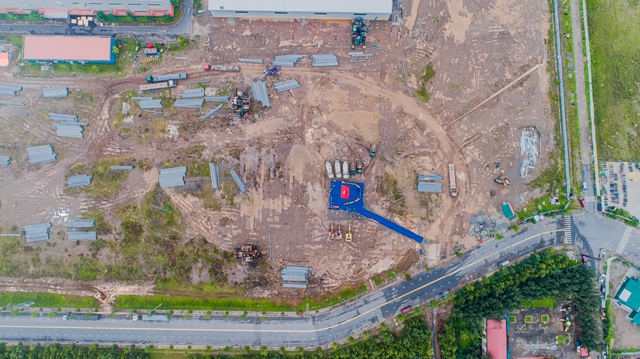 Đằng sau kỳ tích xây dựng nhà máy ô tô Vinfast: Chủ tịch Phạm Nhật Vượng phản hồi sau một phút, chỉ đạo làm kho rộng 12.000 m2 trong 2 tuần- Ảnh 3. Đằng sau kỳ tích xây dựng nhà máy ô tô Vinfast: Chủ tịch Phạm Nhật Vượng phản hồi sau một phút, chỉ đạo làm kho rộng 12.000 m2 trong 2 tuần- Ảnh 3.