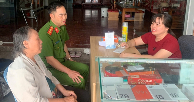 Cán bộ Công an phường Bắc Sơn tuyên truyền, giải thích cho bà Huệ về hành vi lừa đảo chiếm đoạt tài sản của đối tượng. Cán bộ Công an phường Bắc Sơn tuyên truyền, giải thích cho bà Huệ về hành vi lừa đảo chiếm đoạt tài sản của đối tượng.