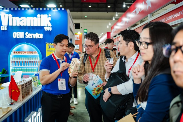 Vinamilk 20 năm tham gia hội chợ F&B lớn nhất châu Á: Kiếm được những hợp đồng "trung thành" hàng thập kỷ từ sản phẩm không phải thế mạnh của Việt Nam Vinamilk 20 năm tham gia hội chợ F&B lớn nhất châu Á: Kiếm được những hợp đồng "trung thành" hàng thập kỷ từ sản phẩm không phải thế mạnh của Việt Nam