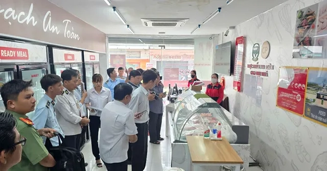 Công an gặp người tố cáo C.P Việt Nam bán 'thịt bẩn' tiếp nhận chứng cứ Công an gặp người tố cáo C.P Việt Nam bán 'thịt bẩn' tiếp nhận chứng cứ