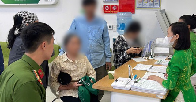 Cụ bà đến phòng giao dịch Vietcombank rồi liên tục yêu cầu chuyển khoản cho "con trai", dù không có con trai Cụ bà đến phòng giao dịch Vietcombank rồi liên tục yêu cầu chuyển khoản cho "con trai", dù không có con trai