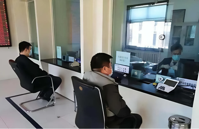 Người đàn ông vay 14 tỷ đồng mua nhà, sau 4 năm từ chối trả nợ bị ngân hàng khởi kiện, tòa án phán quyết: “Anh không phải trả” Người đàn ông vay 14 tỷ đồng mua nhà, sau 4 năm từ chối trả nợ bị ngân hàng khởi kiện, tòa án phán quyết: “Anh không phải trả”