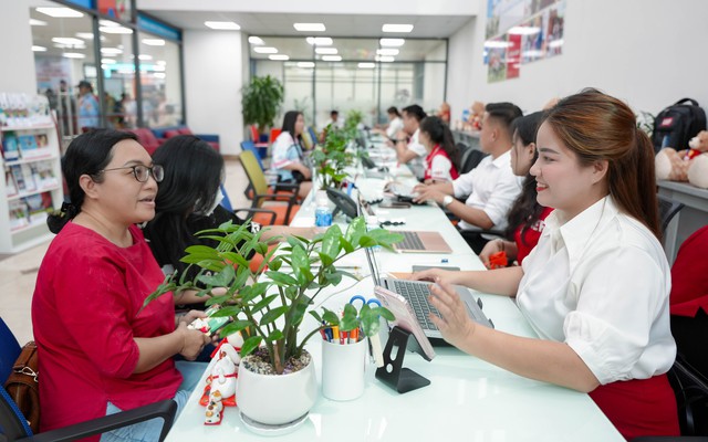 Thí sinh cùng phụ huynh liên tục đến UEF đăng ký học bạ trước thềm thi tốt nghiệp Thí sinh cùng phụ huynh liên tục đến UEF đăng ký học bạ trước thềm thi tốt nghiệp