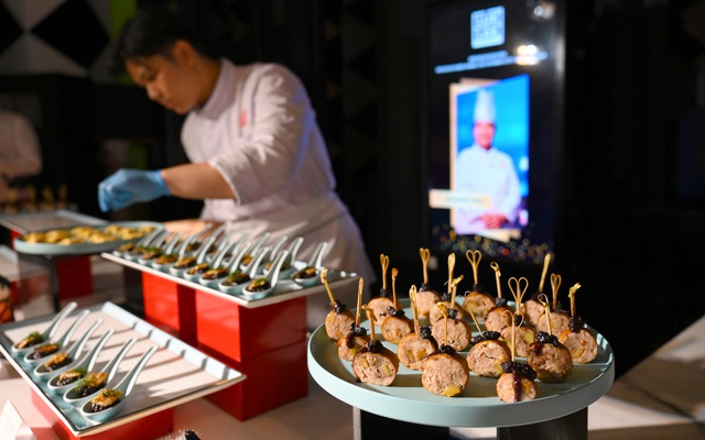 Michelin Guide 2025: Khi sứ Việt đồng hành trong hành trình ẩm thực đỉnh cao Michelin Guide 2025: Khi sứ Việt đồng hành trong hành trình ẩm thực đỉnh cao