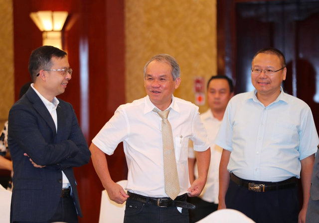 Bầu Đức: HAGL từ mô hình ‘2 cây - 1 con’ sẽ thành ‘4 cây – 1 con’, trồng thêm 2000ha dâu và 2000ha cà phê nhờ học Trung Quốc Bầu Đức: HAGL từ mô hình ‘2 cây - 1 con’ sẽ thành ‘4 cây – 1 con’, trồng thêm 2000ha dâu và 2000ha cà phê nhờ học Trung Quốc