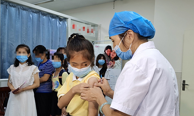 Mẹ từng mắc ung thư cổ tử cung, con gái có cần tiêm vắc xin HPV sớm hơn bình thường? Mẹ từng mắc ung thư cổ tử cung, con gái có cần tiêm vắc xin HPV sớm hơn bình thường?