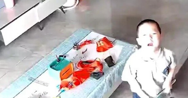 Phụ huynh bận kiếm tiền để con nhỏ ở nhà 1 mình trong tháng nghỉ hè, cảnh tượng trích từ camera khiến mẹ bật khóc Phụ huynh bận kiếm tiền để con nhỏ ở nhà 1 mình trong tháng nghỉ hè, cảnh tượng trích từ camera khiến mẹ bật khóc