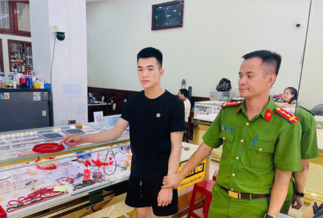 Tịch thu 1 dây chuyền, 2 lắc tay vàng trị giá hơn 100 triệu đồng do thanh niên sinh năm 1996 đem bán Tịch thu 1 dây chuyền, 2 lắc tay vàng trị giá hơn 100 triệu đồng do thanh niên sinh năm 1996 đem bán