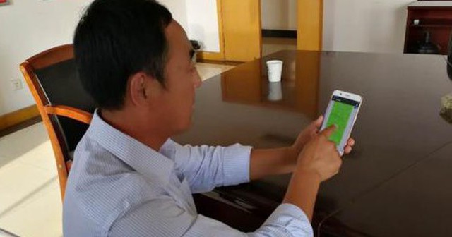 Anh Trần cho thấy điện thoại di động của mình đầy những tin nhắn đòi nợ. Anh Trần cho thấy điện thoại di động của mình đầy những tin nhắn đòi nợ.