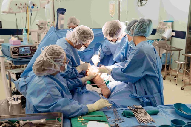Bệnh viện và đại học của tỷ phú Phạm Nhật Vượng sản xuất xương bằng vật liệu in 3D, thay thế toàn bộ xương đùi cho bệnh nhi ung thư nhỏ tuổi nhất thế giới Bệnh viện và đại học của tỷ phú Phạm Nhật Vượng sản xuất xương bằng vật liệu in 3D, thay thế toàn bộ xương đùi cho bệnh nhi ung thư nhỏ tuổi nhất thế giới