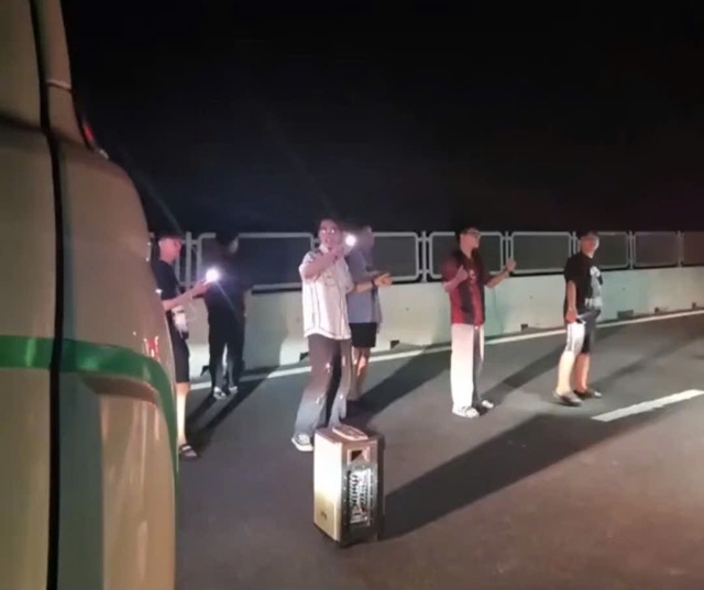 Kẹt xe ở cao tốc Vĩnh Hảo – Phan Thiết: Hát karaoke trên đường có thể bị xử phạt- Ảnh 2. Kẹt xe ở cao tốc Vĩnh Hảo – Phan Thiết: Hát karaoke trên đường có thể bị xử phạt- Ảnh 2.