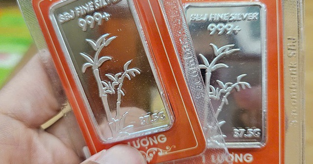 Giá vàng quá cao, nhiều người chọn bạc làm quà cưới, tân gia Giá vàng quá cao, nhiều người chọn bạc làm quà cưới, tân gia