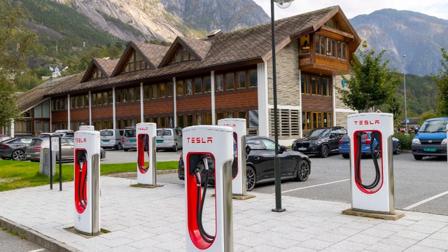 Xe xăng trên bờ vực “tuyệt chủng” tại quốc gia giàu có hàng đầu thế giới, xe điện thống trị từ thành phố đến nông thôn, 93% xe mới bán ra là EV