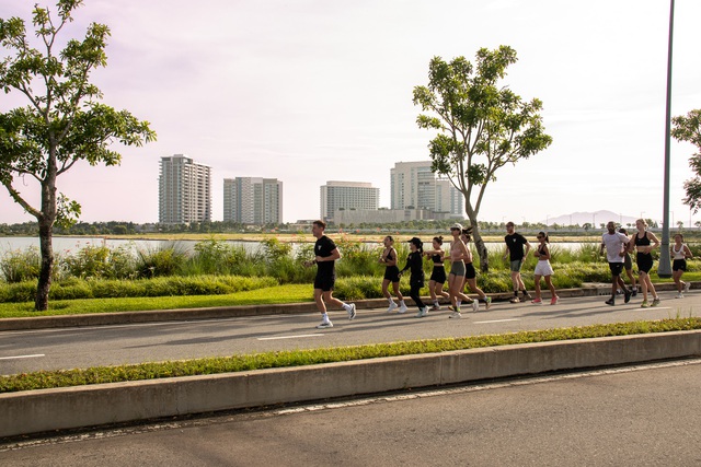 Lần đầu tiên diễn ra tại Việt Nam: Giải chạy bộ hoàng hôn có đường chạy tuyệt đẹp, kết hợp cả âm nhạc và lễ hội đỉnh nóc- Ảnh 1.