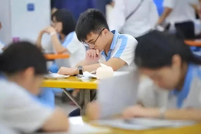 Nhận xét đề thi ĐH quá dễ, nam sinh vừa ôn tập vừa làm công nhân nhận số điểm không ai ngờ đến: Bật khóc ngay tại công trường