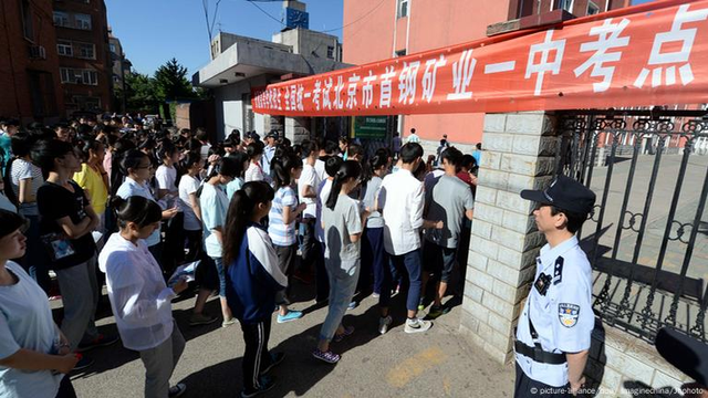 Gian lận trong kỳ thi đại học: Giám thị thu 1,2 tỷ đồng, cầm đầu đường dây thi hộ, lôi kéo 3 sinh viên tìm cách sửa bài thi- Ảnh 1.