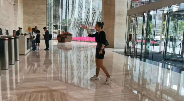 Nữ giám đốc kinh doanh xinh đẹp đã bị sa thải nhưng ngày nào cũng đến Trung tâm tài chính nói chuyện 1 mình: Thực tế tàn khốc khiến ai cũng xót xa- Ảnh 2.