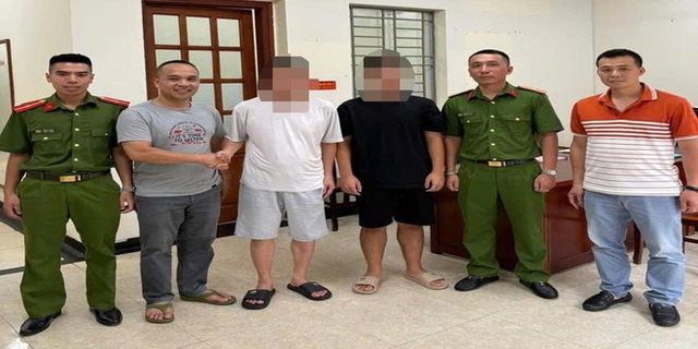 Nam sinh 2007 ở Hà Nội gọi điện nhờ bố chuyển khoản 150 triệu đồng, 30 phút sau được công an đưa đi- Ảnh 1.