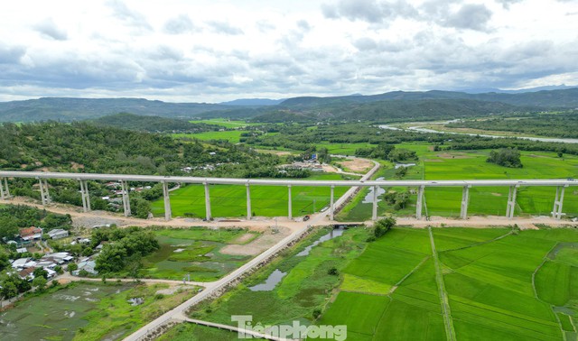 Cận cảnh cây cầu dài nhất cao tốc Bắc - Nam phía đông vừa hợp long- Ảnh 3. Cận cảnh cây cầu dài nhất cao tốc Bắc - Nam phía đông vừa hợp long- Ảnh 3.