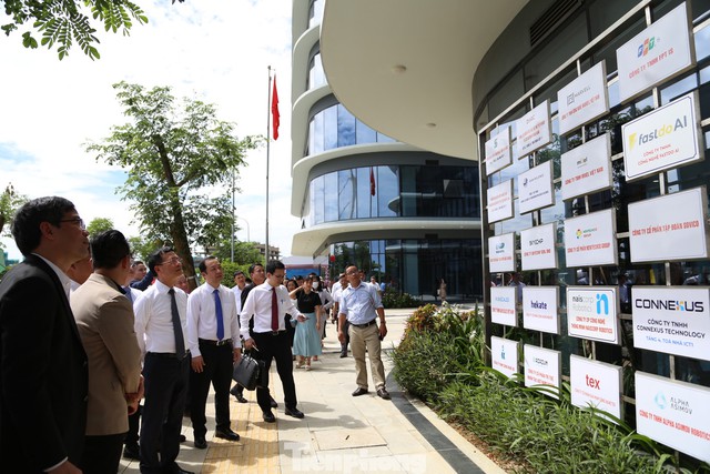 Đà Nẵng khởi động phòng thí nghiệm vi mạch bán dẫn công suất 10 triệu sản phẩm/năm- Ảnh 7. Đà Nẵng khởi động phòng thí nghiệm vi mạch bán dẫn công suất 10 triệu sản phẩm/năm- Ảnh 7.