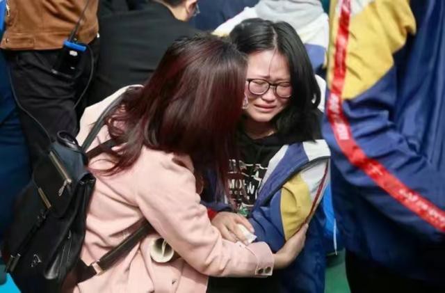 Nữ sinh học giỏi nhất trường nhưng thi trượt ĐH 2 lần, 20 năm sau được báo tin: “Đã có bằng tốt nghiệp, đang làm giáo viên” Nữ sinh học giỏi nhất trường nhưng thi trượt ĐH 2 lần, 20 năm sau được báo tin: “Đã có bằng tốt nghiệp, đang làm giáo viên”