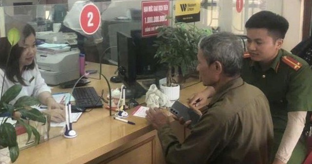 Công an xã Vĩnh Lại nhanh chóng có mặt tại Phòng giao dịch Agribank và ngăn chặn thành công vụ giả danh công an lừa đảo chiếm đoạt 260 triệu đồng.
