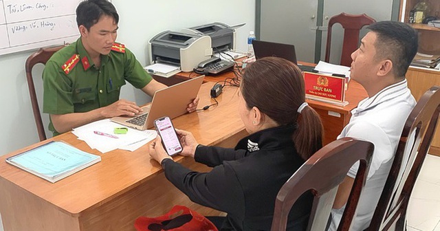 Cán bộ Công an xã Nam Thành, tỉnh Lâm Đồng làm việc với người dân chuyển nhầm tài khoản Cán bộ Công an xã Nam Thành, tỉnh Lâm Đồng làm việc với người dân chuyển nhầm tài khoản