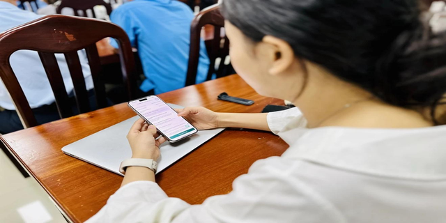 Nữ sinh 2007 ở Hà Nội nhắn tin xin mẹ chuyển khoản 500 triệu đồng, 2 tiếng sau bị công an đưa về đồn- Ảnh 1.