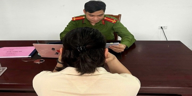 Mãi không rút được 2,1 tỷ đồng trong tài khoản, ngân hàng không giải quyết, người phụ nữ Hà Nội báo công an- Ảnh 1.