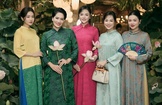 Dàn sao Việt hội tụ giữa vườn thơ của Cao Minh Tiến, xao xuyến với show thời trang trong vườn sen đẹp mộng mị