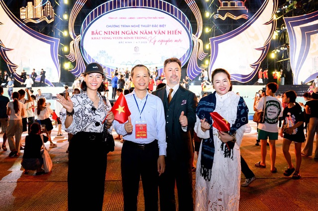 Tổng đạo diễn “concert tỉnh Bắc Ninh” tiết lộ chuyện “làm liều” với bản hit 200 triệu view của Hoà Minzy: “Nghĩ lại tôi vẫn thót tim”- Ảnh 3.