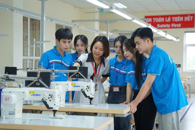 Sinh viên Trường Đại học Công nghiệp và Thương mại Hà Nội trong giờ thực hành.
Sinh viên Trường Đại học Công nghiệp và Thương mại Hà Nội trong giờ thực hành.