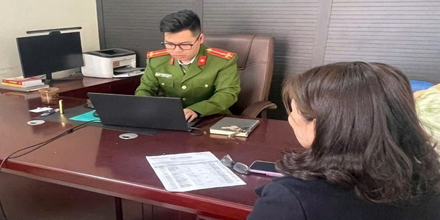 Người phụ nữ ở Hà Nội thấy bất thường nhưng vẫn chuyển khoản 280 triệu đồng, đến khi mất 600 triệu mới báo công an- Ảnh 1.