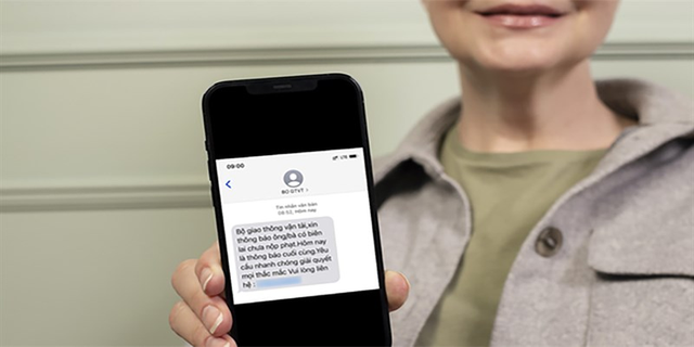 Nhận được tin nhắn SMS này thì phải xóa ngay nếu không muốn mất tiền trong tài khoản- Ảnh 1.