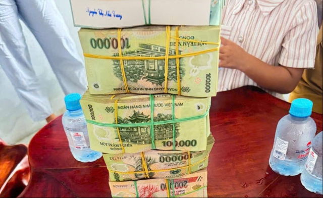 Mua ủng hộ người bán vé số dạo, vợ chồng trẻ trúng 5 tờ đặc biệt- Ảnh 1.