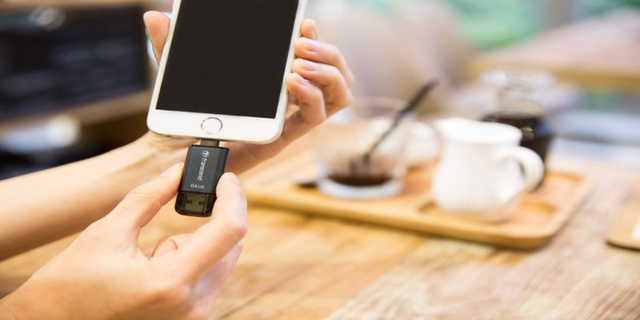 Nhặt được USB lạ đánh rơi trên đường, tò mò cắm thử vào điện thoại, bên trong là thứ không ai nghĩ tới- Ảnh 1. Nhặt được USB lạ đánh rơi trên đường, tò mò cắm thử vào điện thoại, bên trong là thứ không ai nghĩ tới- Ảnh 1.