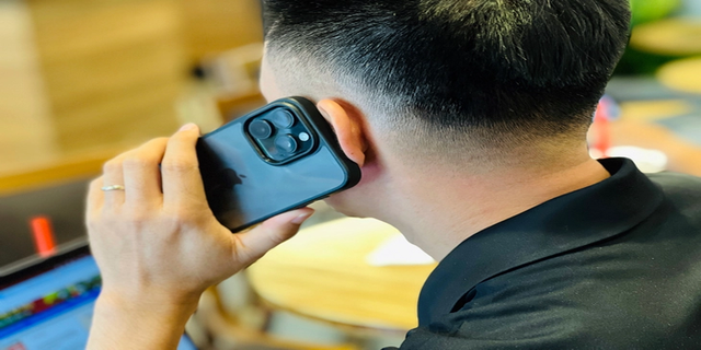 Vừa nhận thông báo chuyển khoản thành công 410 triệu đồng, nam sinh 2007 ở Hà Nội xác nhận rồi báo công an- Ảnh 1. Vừa nhận thông báo chuyển khoản thành công 410 triệu đồng, nam sinh 2007 ở Hà Nội xác nhận rồi báo công an- Ảnh 1.