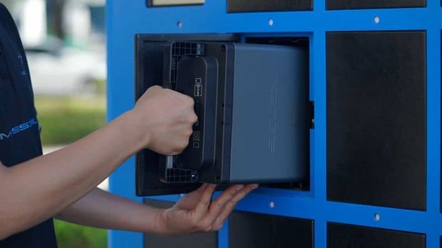 Chuyện gì đây: Hàng trăm cửa hàng FPT Shop biến thành trạm sạc ô tô điện, tủ đổi pin xe máy điện