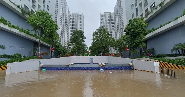 Nhiều khu chung cư Hà Nội thành 'ốc đảo' sau mưa lớn, dân dựng đập ngăn nước tràn vào hầm