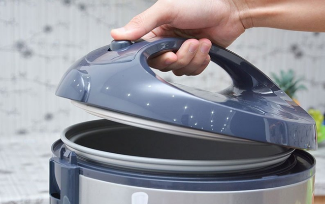 Nấu cơm xong nên đóng hay mở nắp nồi cơm điện? Thì ra bấy lâu rất nhiều người hiểu sai