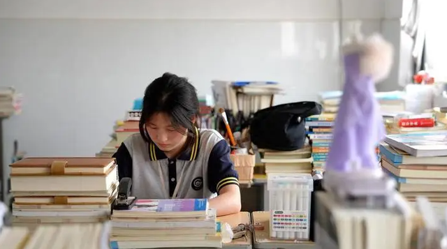 Nữ sinh 17 tuổi tự học trường làng nhưng đạt thành tích Toán cao hơn cả Tiến sĩ: 39 người viết thư tố cáo, kết quả thanh tra gây bất ngờ