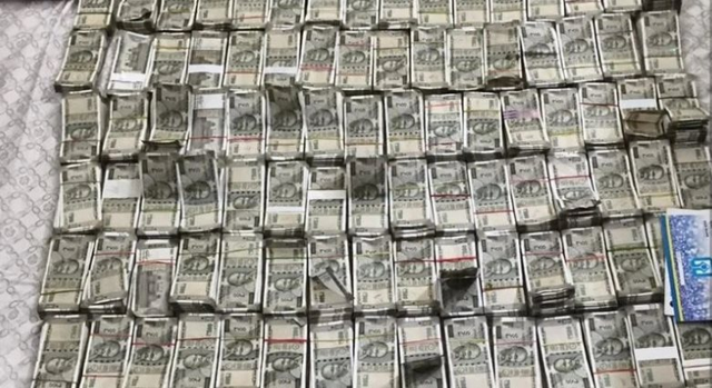 Đột kích nhà kỹ sư hạ tầng nông thôn lương 600.000 đồng/tháng sắp nghỉ hưu, tịch thu 44,8 tỷ tiền mặt chất đống như gạch, nghi phạm tung tiền qua cửa sổ để tẩu tán