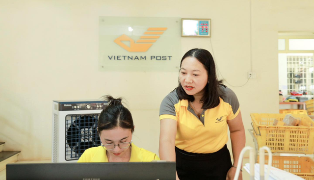 Cụ bà 72 tuổi một mình đi rút 1 tỷ đồng tiền tiết kiệm để chuyển khoản: Nhân viên LPBank vừa báo hệ thống lỗi 30 phút, công an có mặt để làm việc- Ảnh 1.