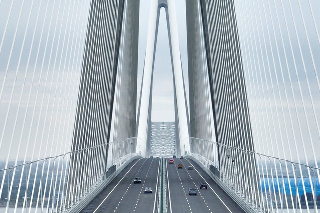 Đột phá chưa từng có của Trung Quốc: Dùng công nghệ ‘không cần’ con người xây siêu cầu dây văng lập 3 kỷ lục thế giới, riêng móng cao bằng toà nhà 24 tầng